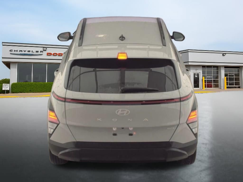 Used 2025 Hyundai Kona SEL image 2