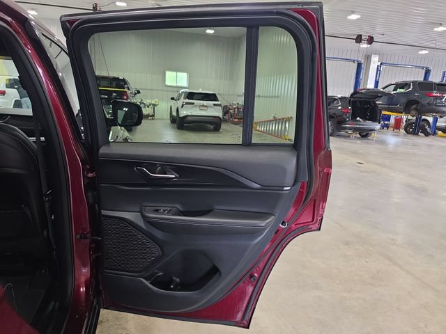 Used 2025 Jeep Grand Cherokee Altitude AWD/4WD image 29