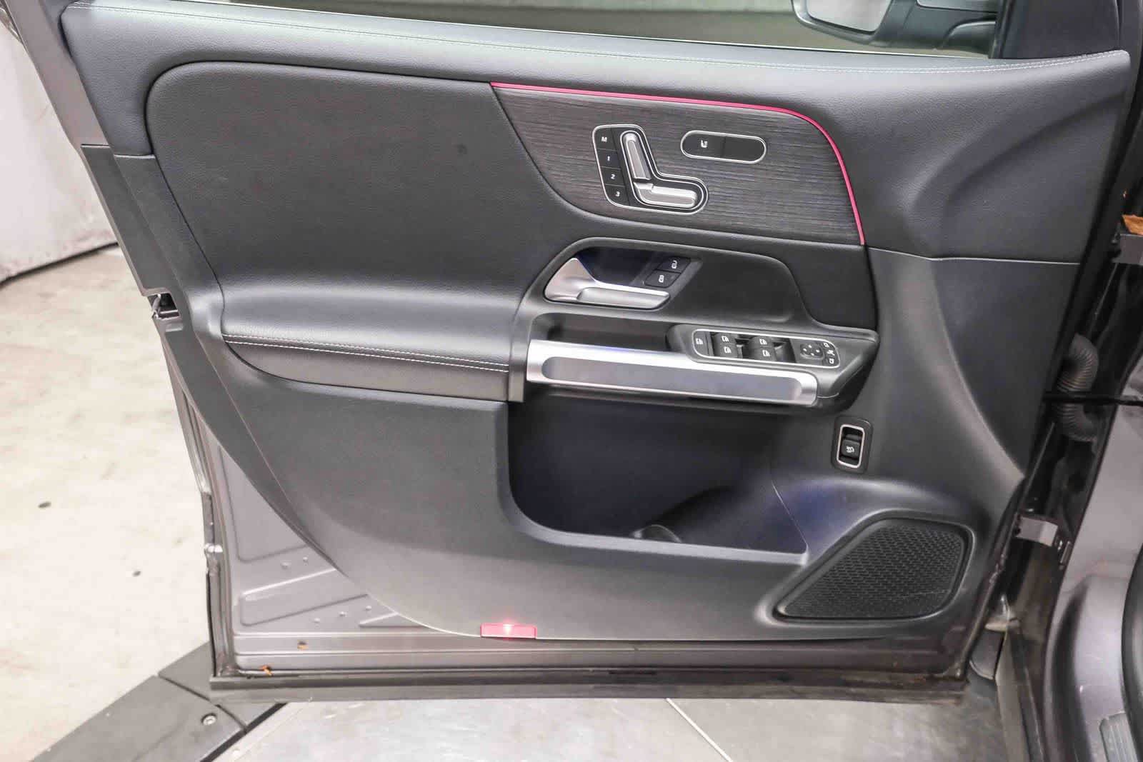 Used 2023 Mercedes-Benz GLB 250 image 27