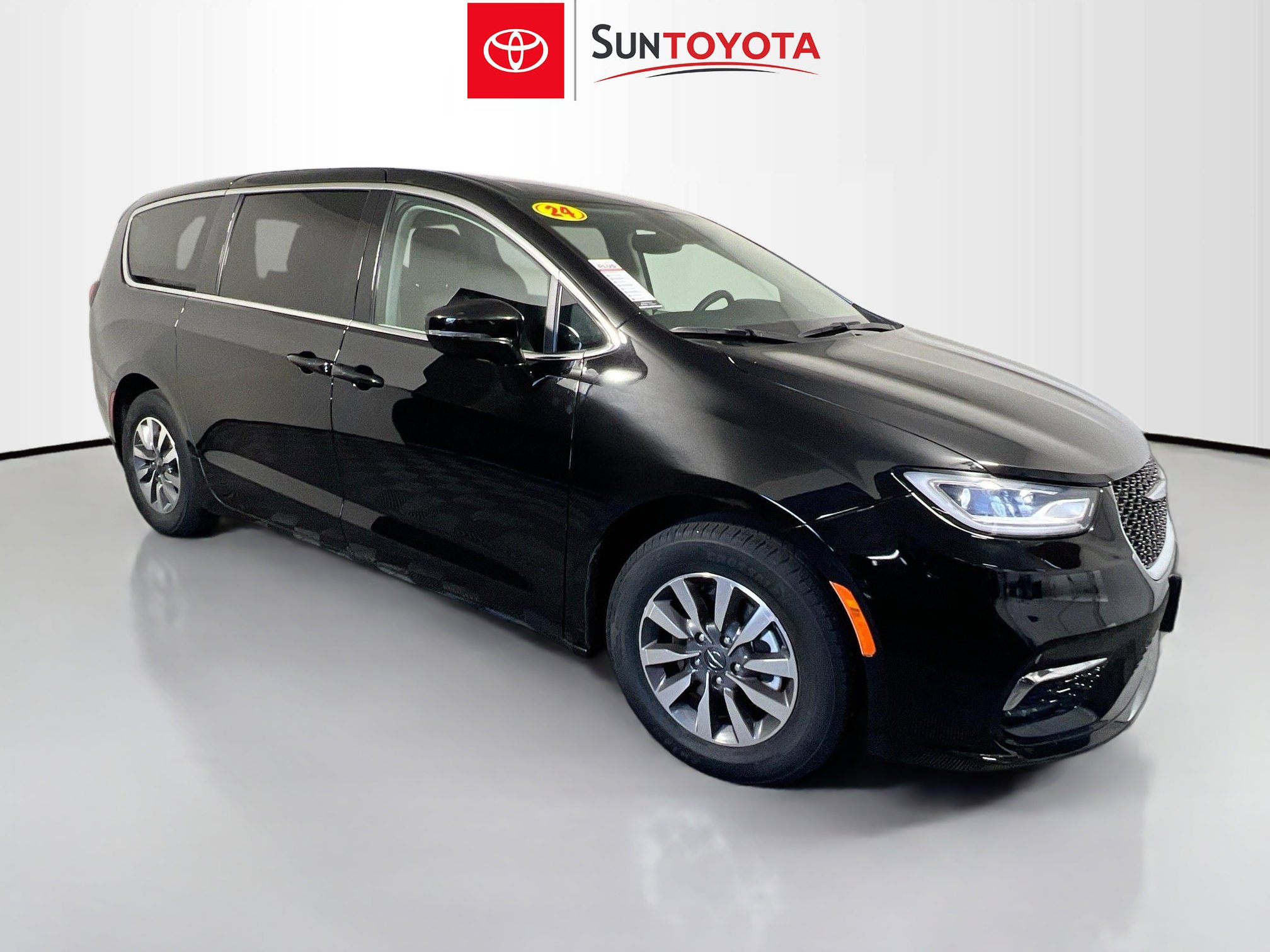 Used 2024 Chrysler Pacifica Select