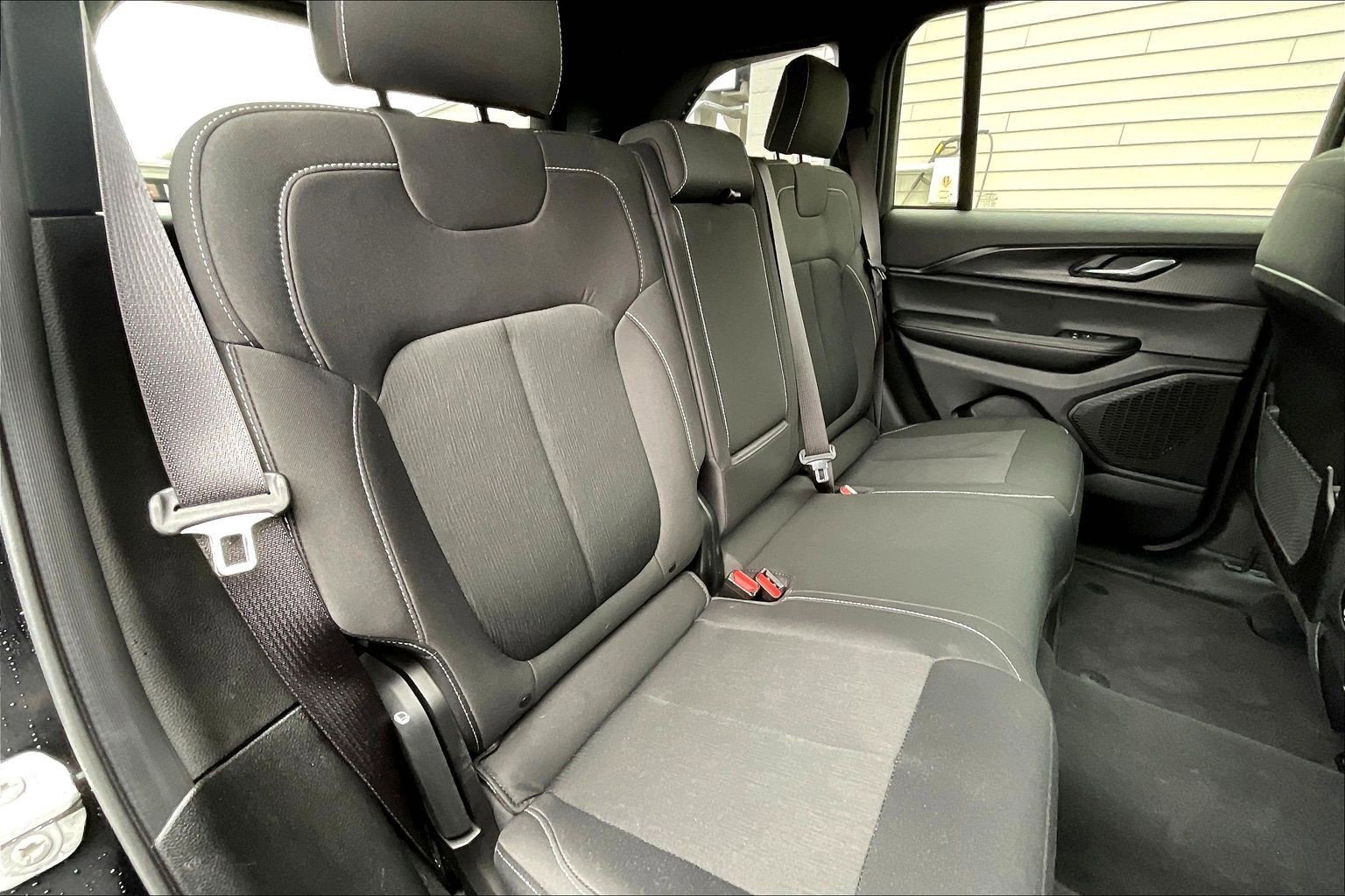 Used 2025 Jeep Grand Cherokee Laredo X w/ Luxury Tech Group I image 27