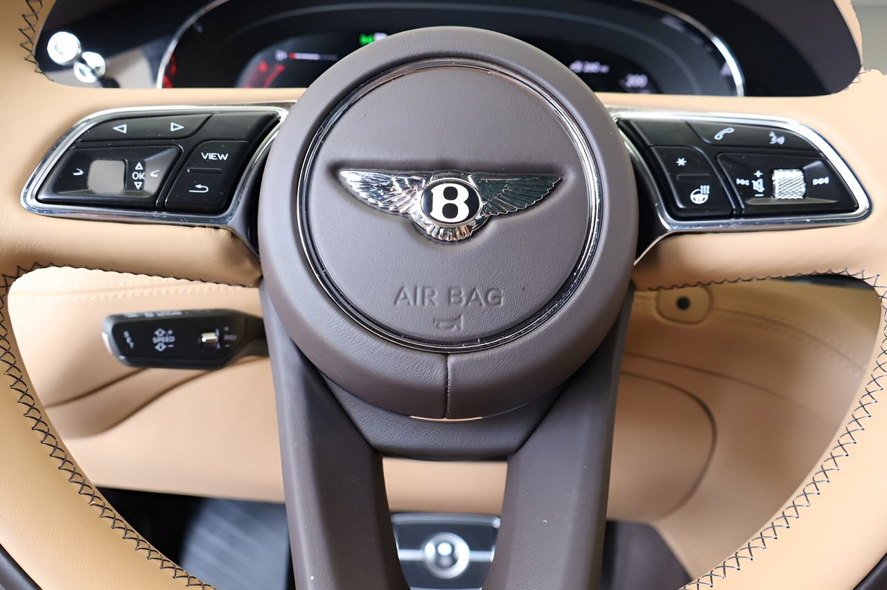 Used 2025 Bentley Bentayga Extended Wheelbase AWD/4WD image 22