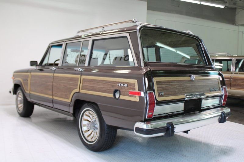 Used 1987 Jeep Grand Wagoneer image 3
