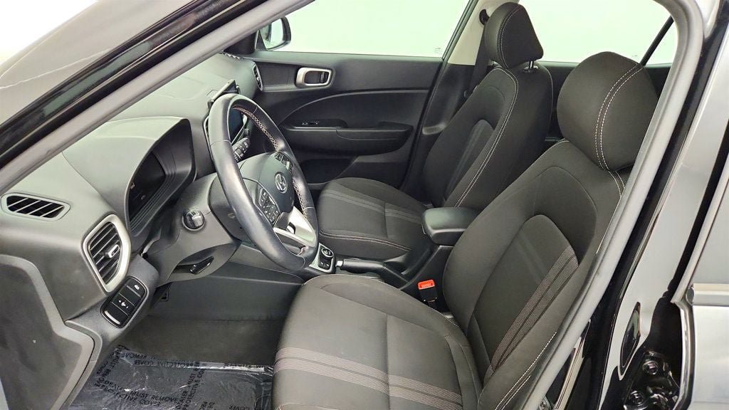 Used 2023 Hyundai Venue FWD image 19