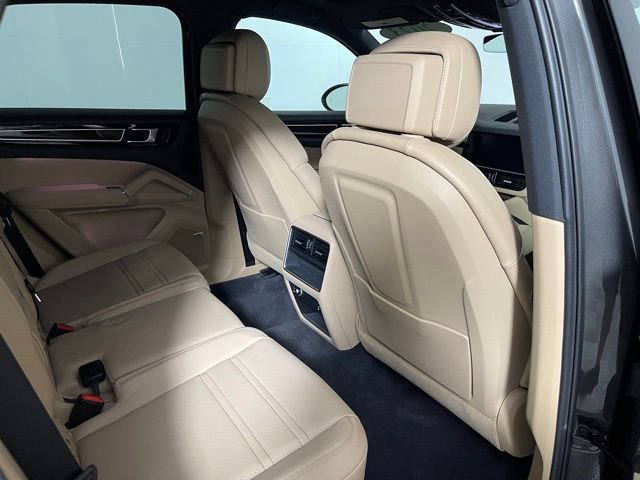 Used 2023 Porsche Cayenne w/ Premium Package image 21
