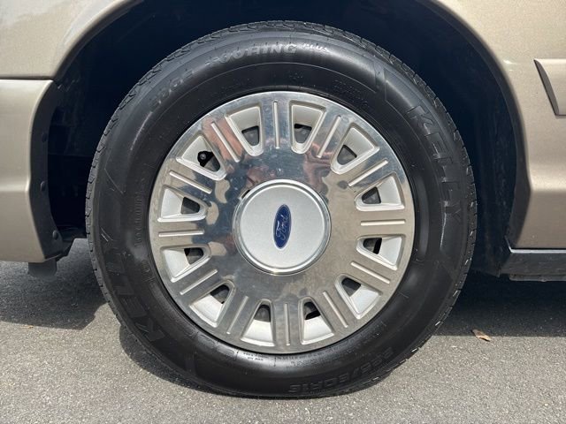 Used 2003 Ford Crown Victoria RWD image 9