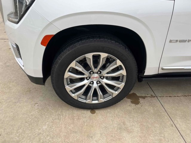 Used 2021 GMC Yukon Denali w/ Denali Premium Package image 10