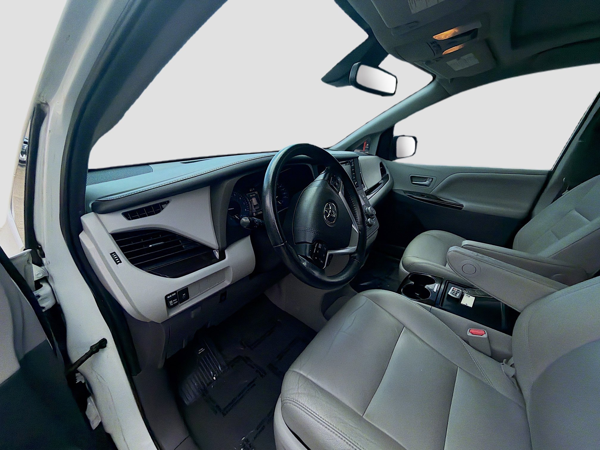 Used 2020 Toyota Sienna XLE image 9