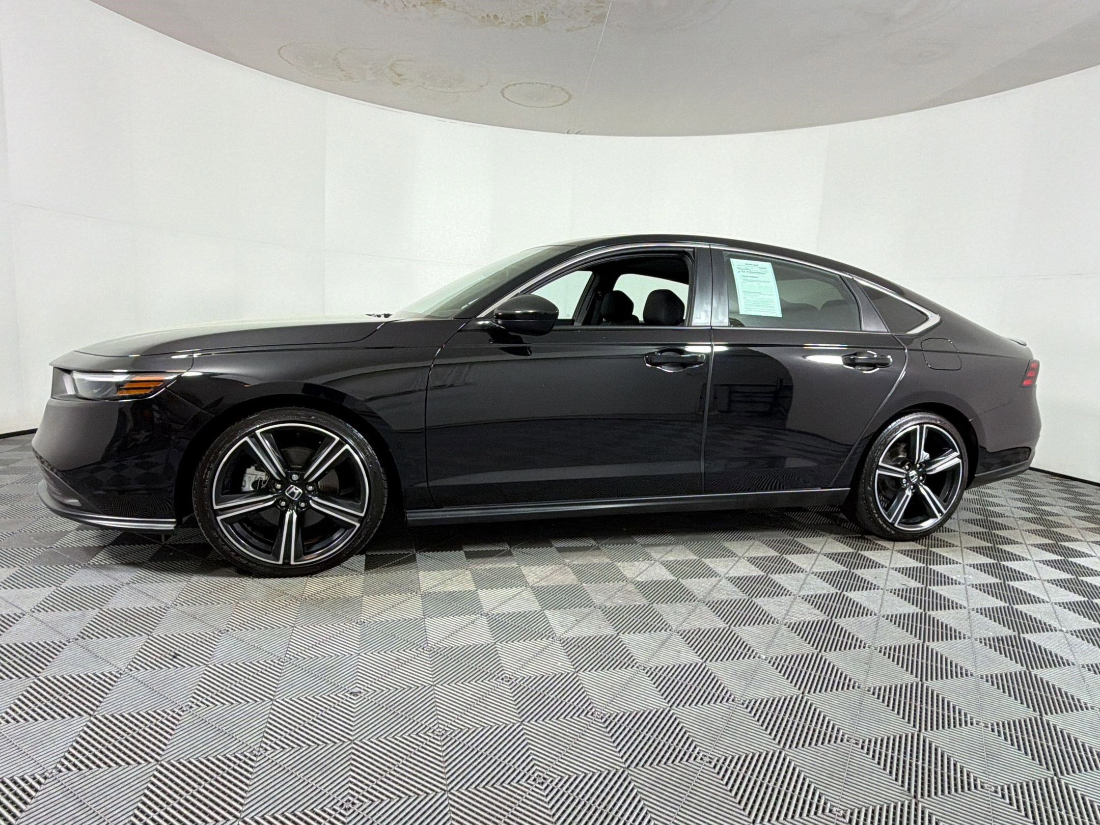 Used 2024 Honda Accord Sport image 2