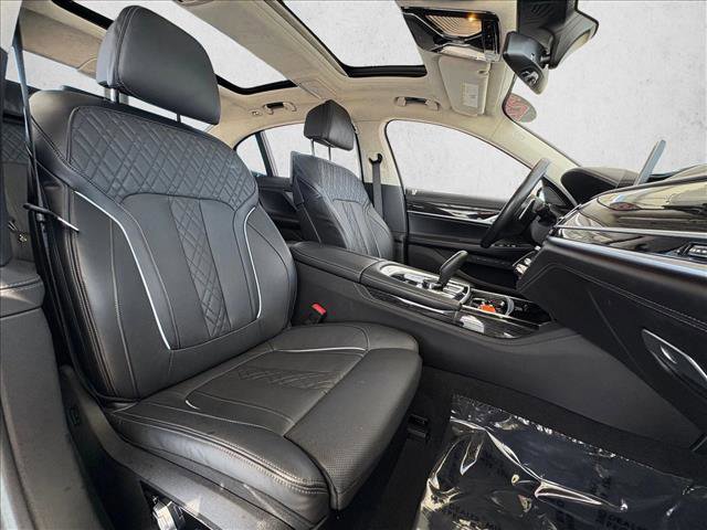 Used 2022 BMW M760i xDrive w/ Luxury Rear Seating Package AWD/4WD image 25