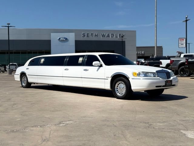 Used 2002 Lincoln Town Car Executive RWD image 1