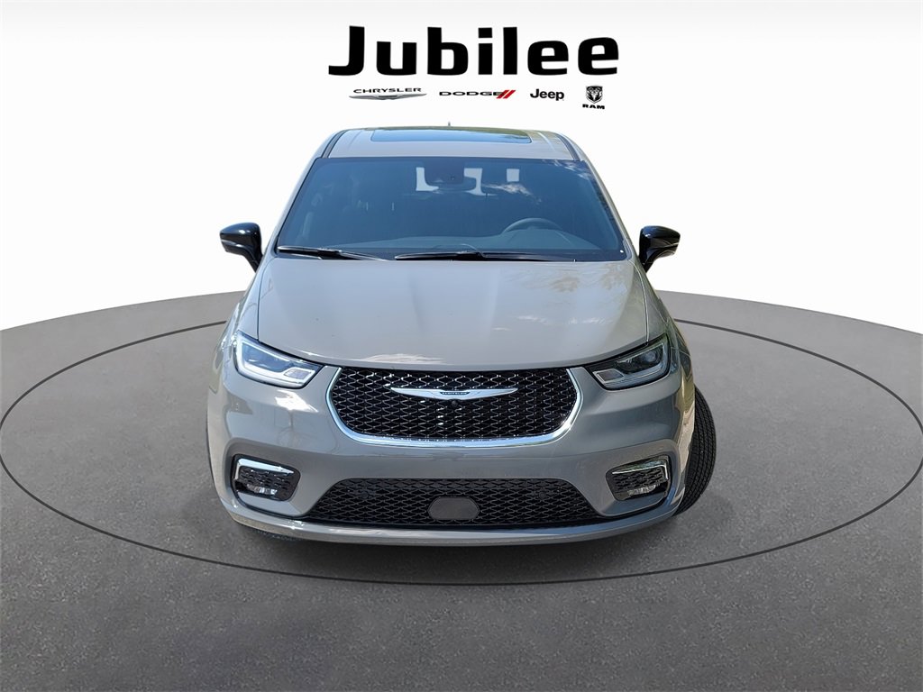 New 2025 Chrysler Pacifica Select image 2