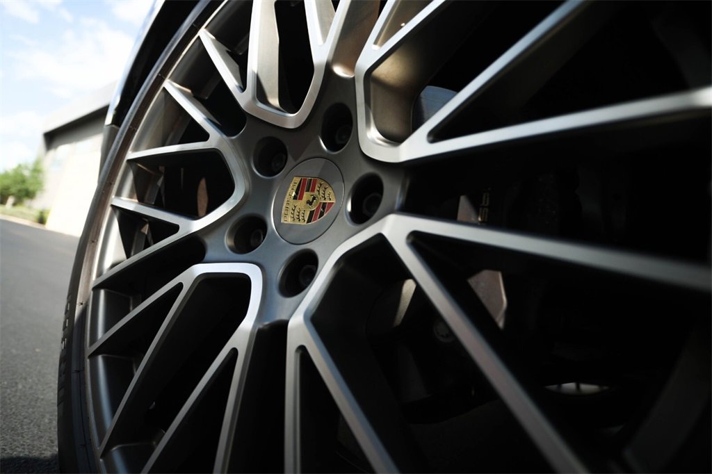 Used 2022 Porsche Cayenne Platinum Edition image 12