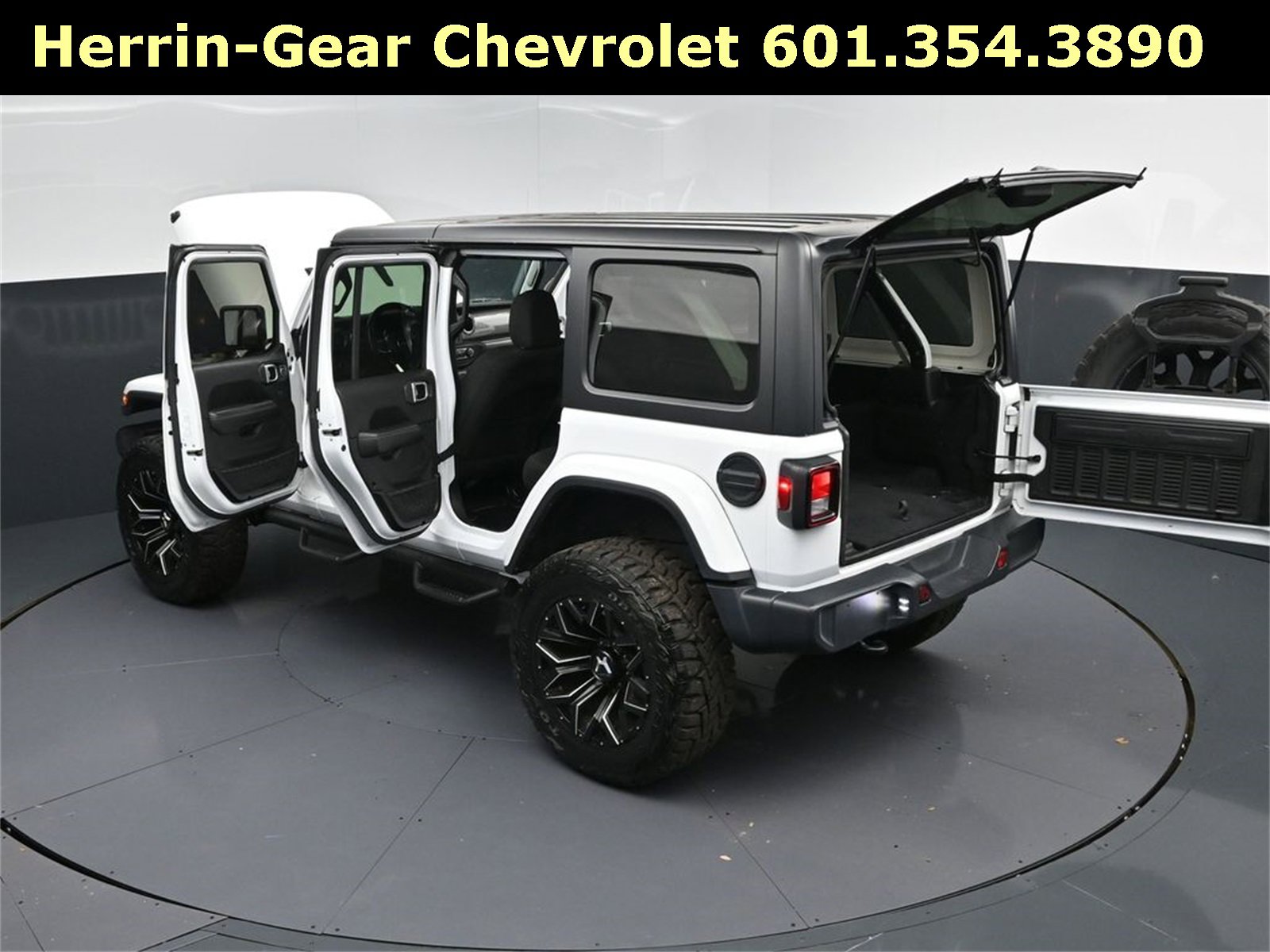 Used 2019 Jeep Wrangler Unlimited Sahara image 2