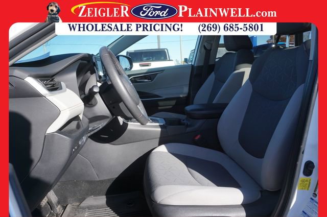 Used 2022 Toyota RAV4 XLE image 17