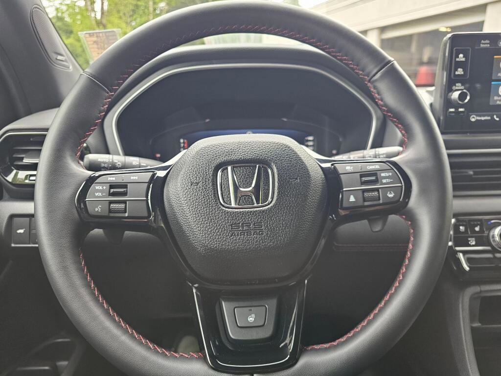 Used 2025 Honda Pilot Black Edition image 23