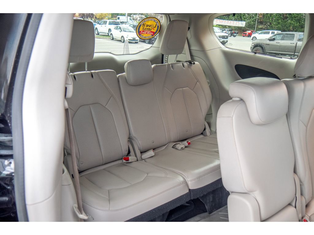 Used 2019 Chrysler Pacifica Touring-L image 18