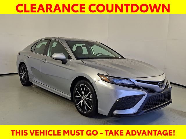 Used 2024 Toyota Camry SE image 1