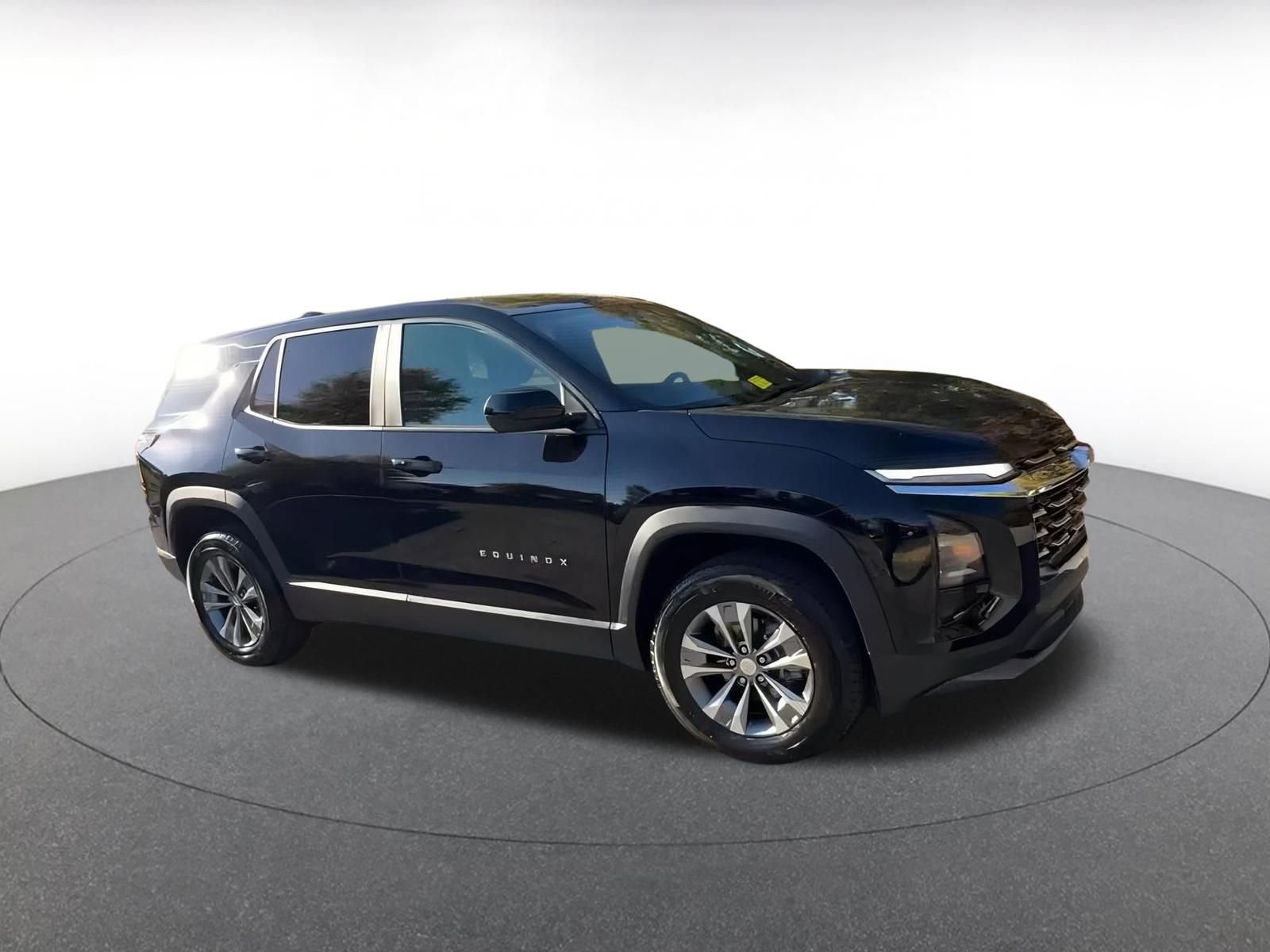 Used 2025 Chevrolet Equinox LT image 2