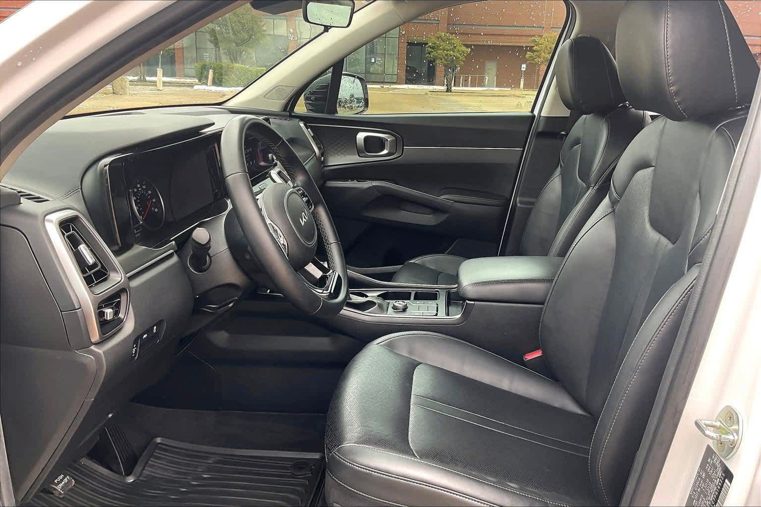 Used 2023 Kia Sorento S FWD image 2