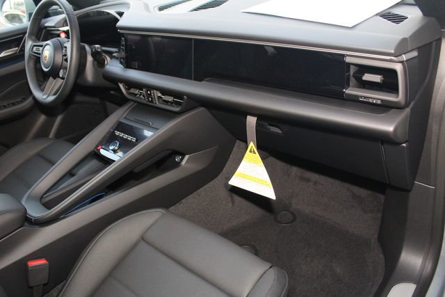 New 2025 Porsche Macan 4S Electric image 27