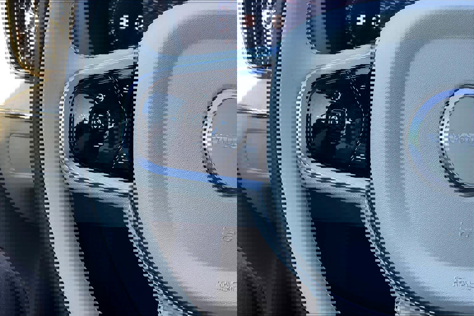 New 2026 Volvo XC60 T8 Ultra w/ Protection Package Premier image 17