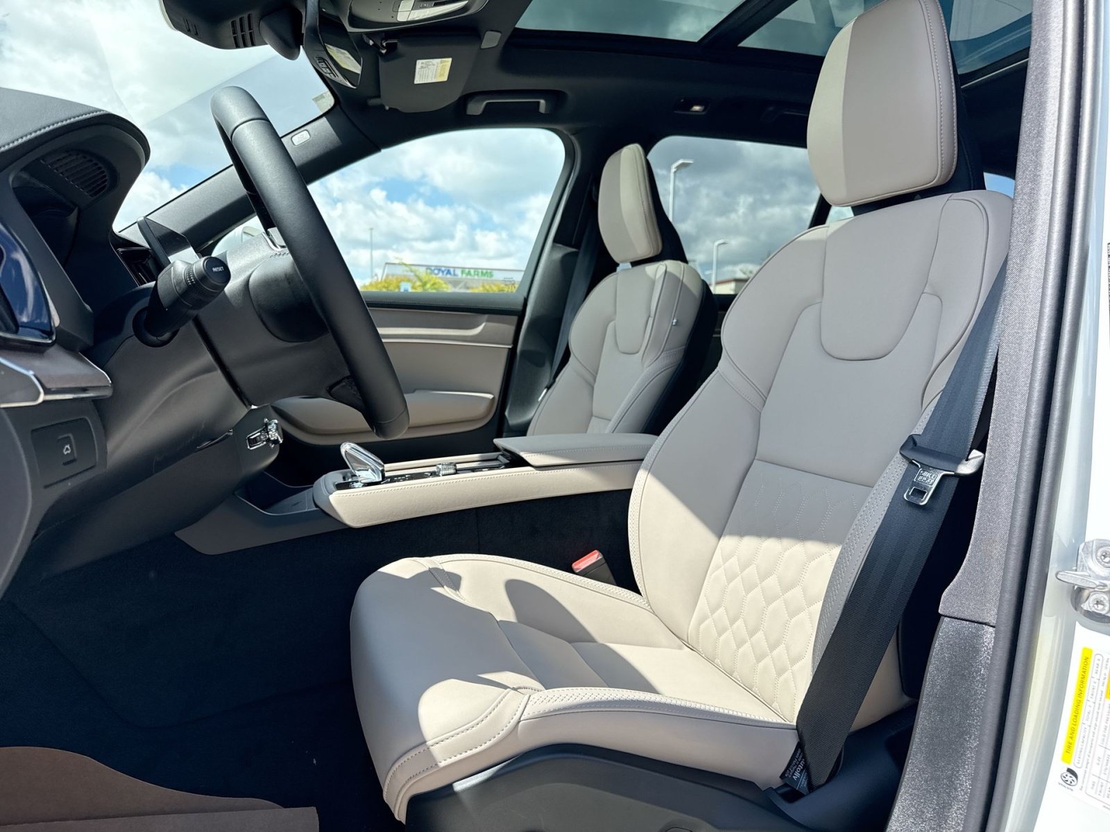 New 2026 Volvo XC90 B6 Plus w/ Protection Package Premier AWD/4WD image 13