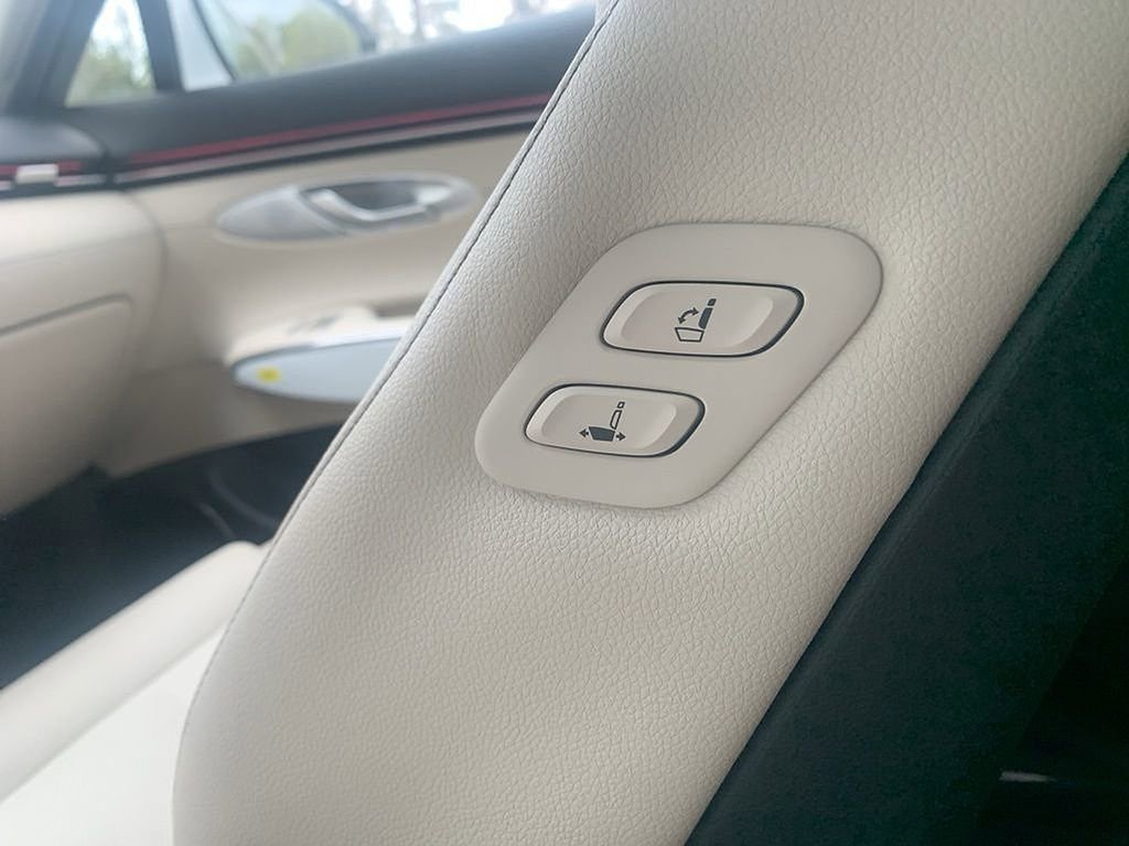 Used 2026 Genesis GV70 2.5T Select image 17