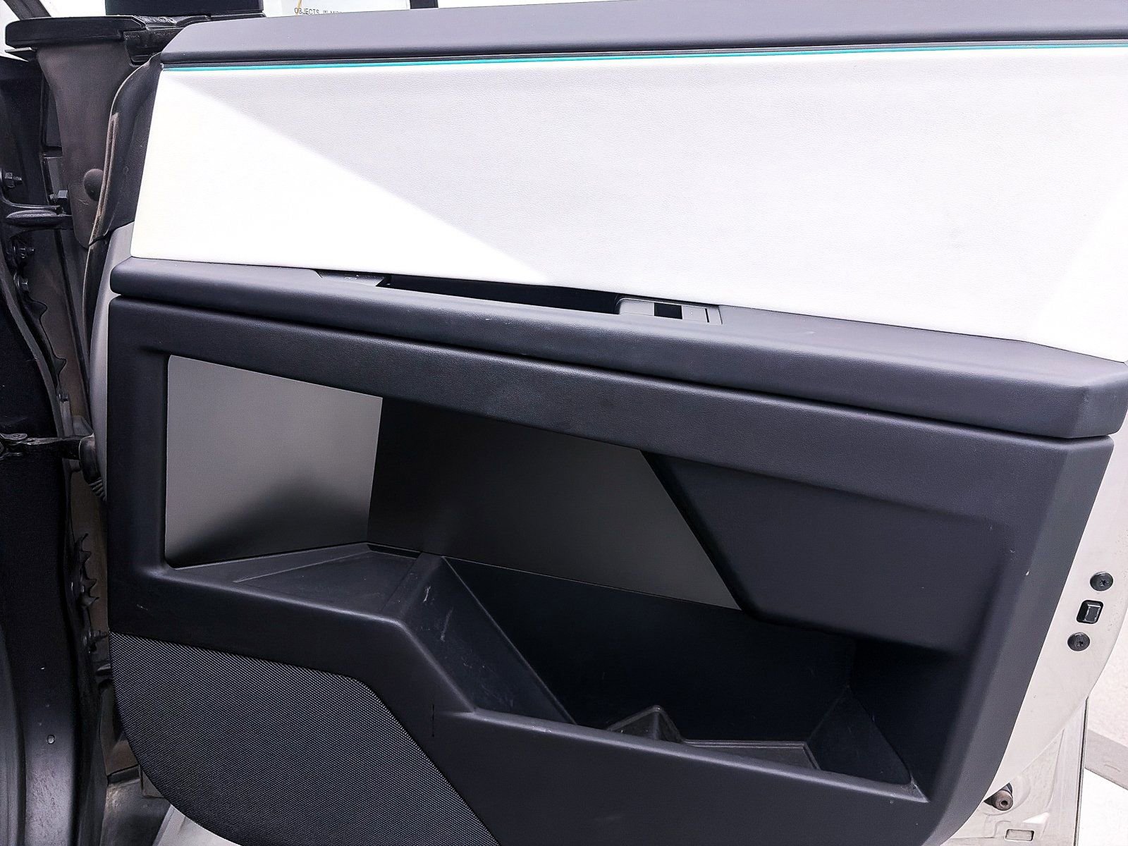 Used 2024 Tesla Cybertruck AWD Crew Cab image 29