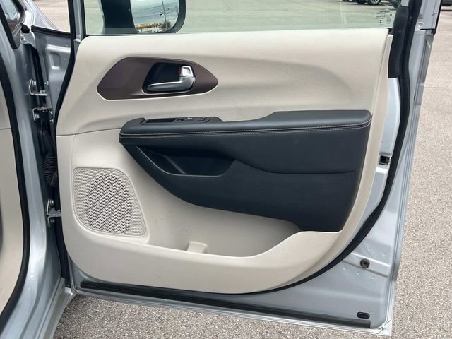 Used 2023 Chrysler Voyager LX image 25
