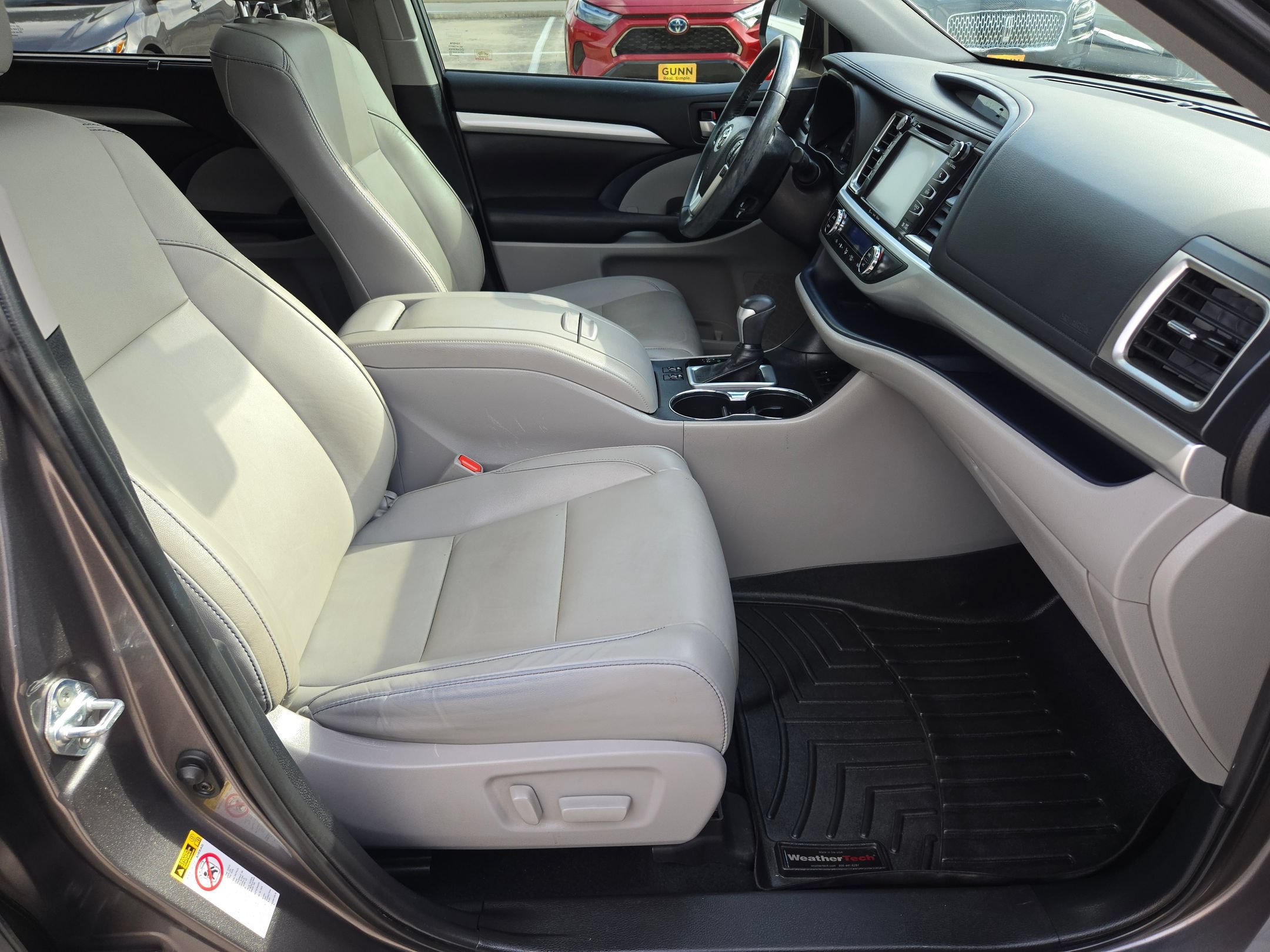 Used 2019 Toyota Highlander XLE FWD image 28