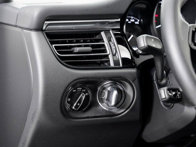 Certified 2025 Porsche Macan image 11