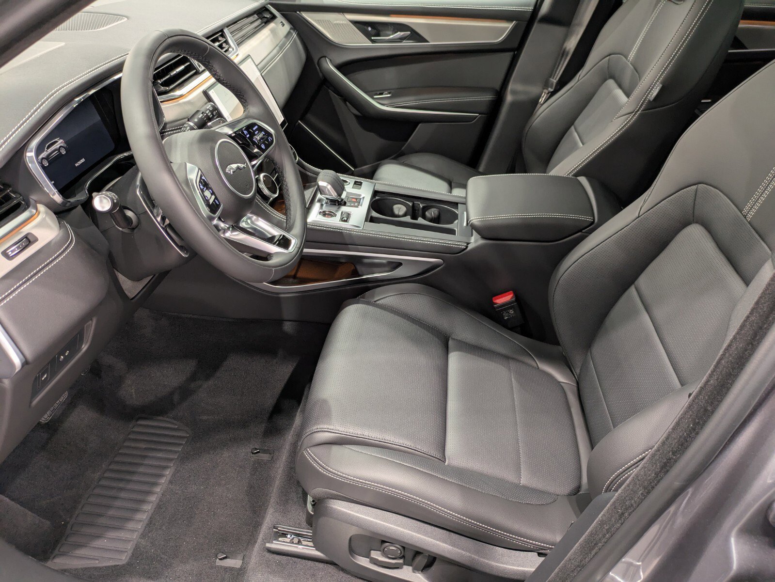 New 2026 Jaguar F-PACE R-Dynamic S image 6