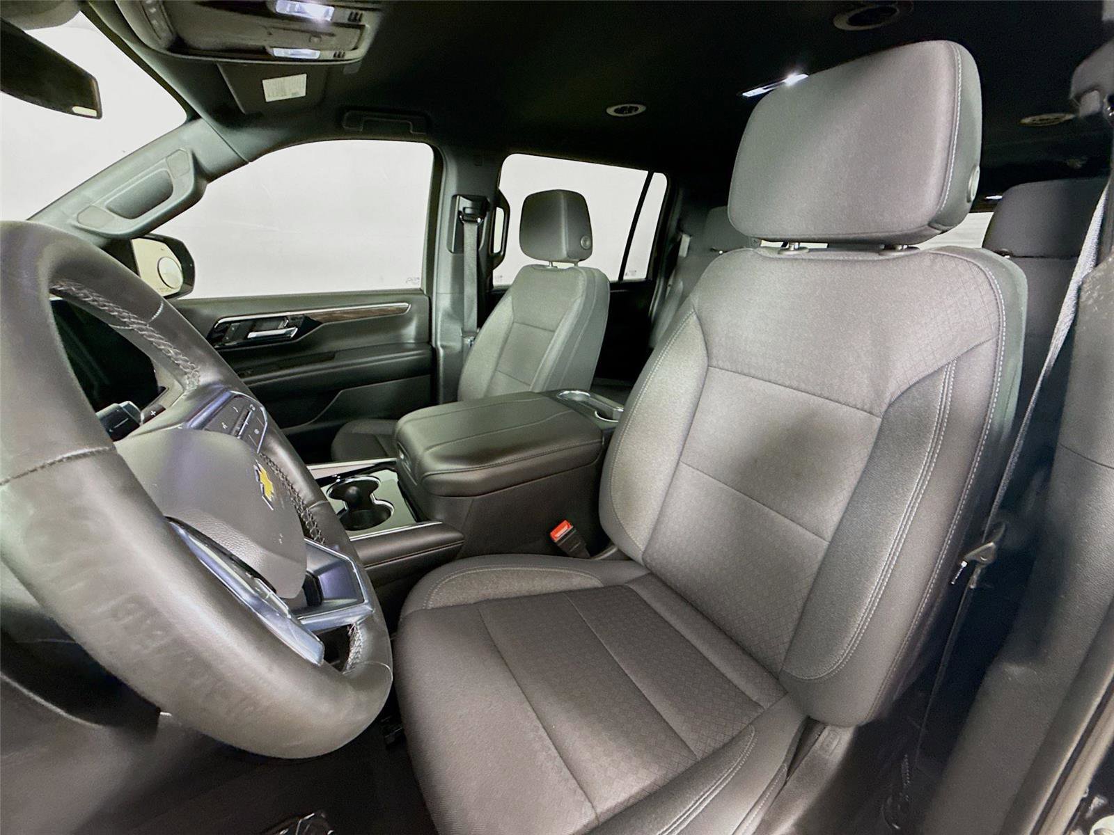 Used 2025 Chevrolet Suburban LS RWD image 2