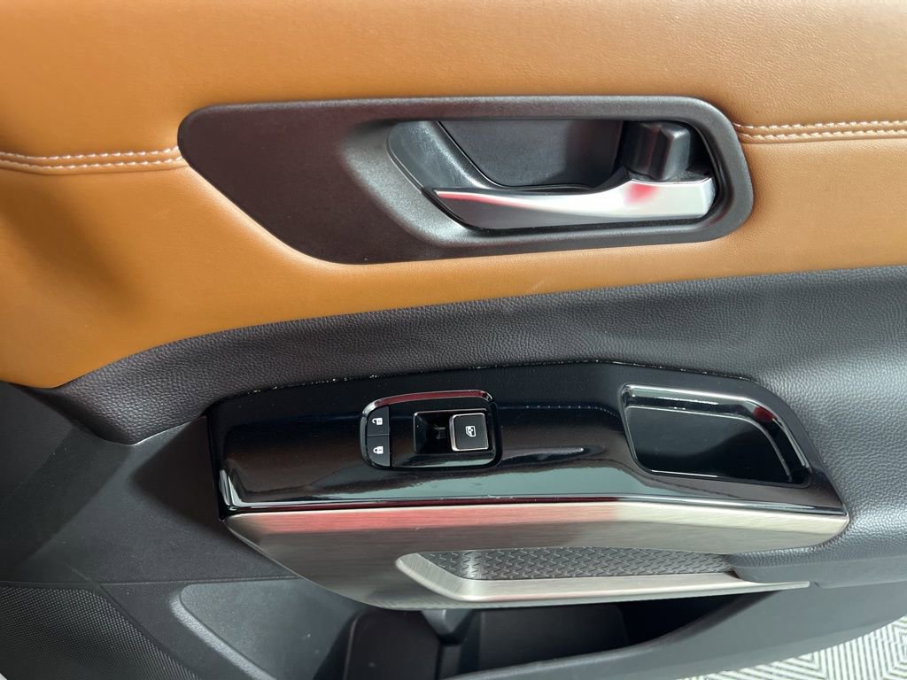 Used 2024 Nissan Pathfinder Platinum w/ Cargo Package image 22