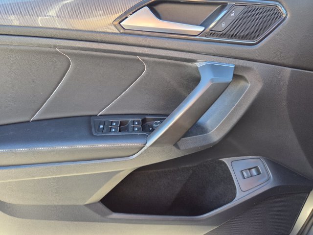 Used 2022 Volkswagen Tiguan SE R-Line FWD image 25