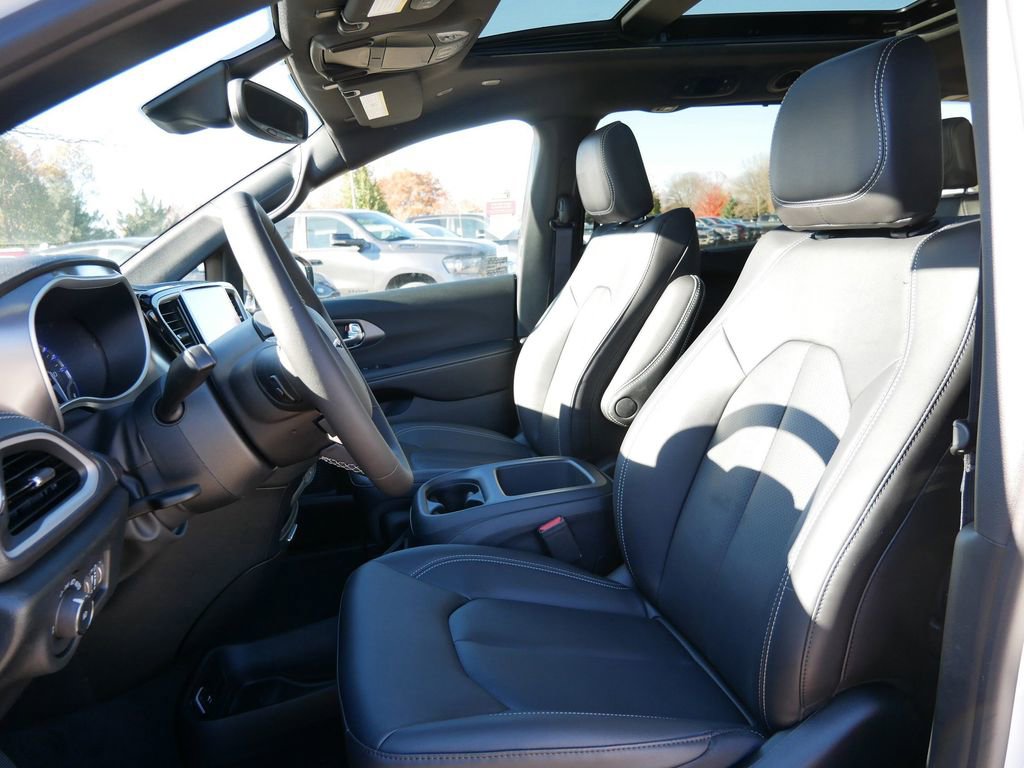 New 2026 Chrysler Pacifica Select AWD/4WD image 33