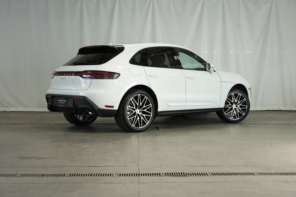 Certified 2025 Porsche Macan AWD/4WD image 7