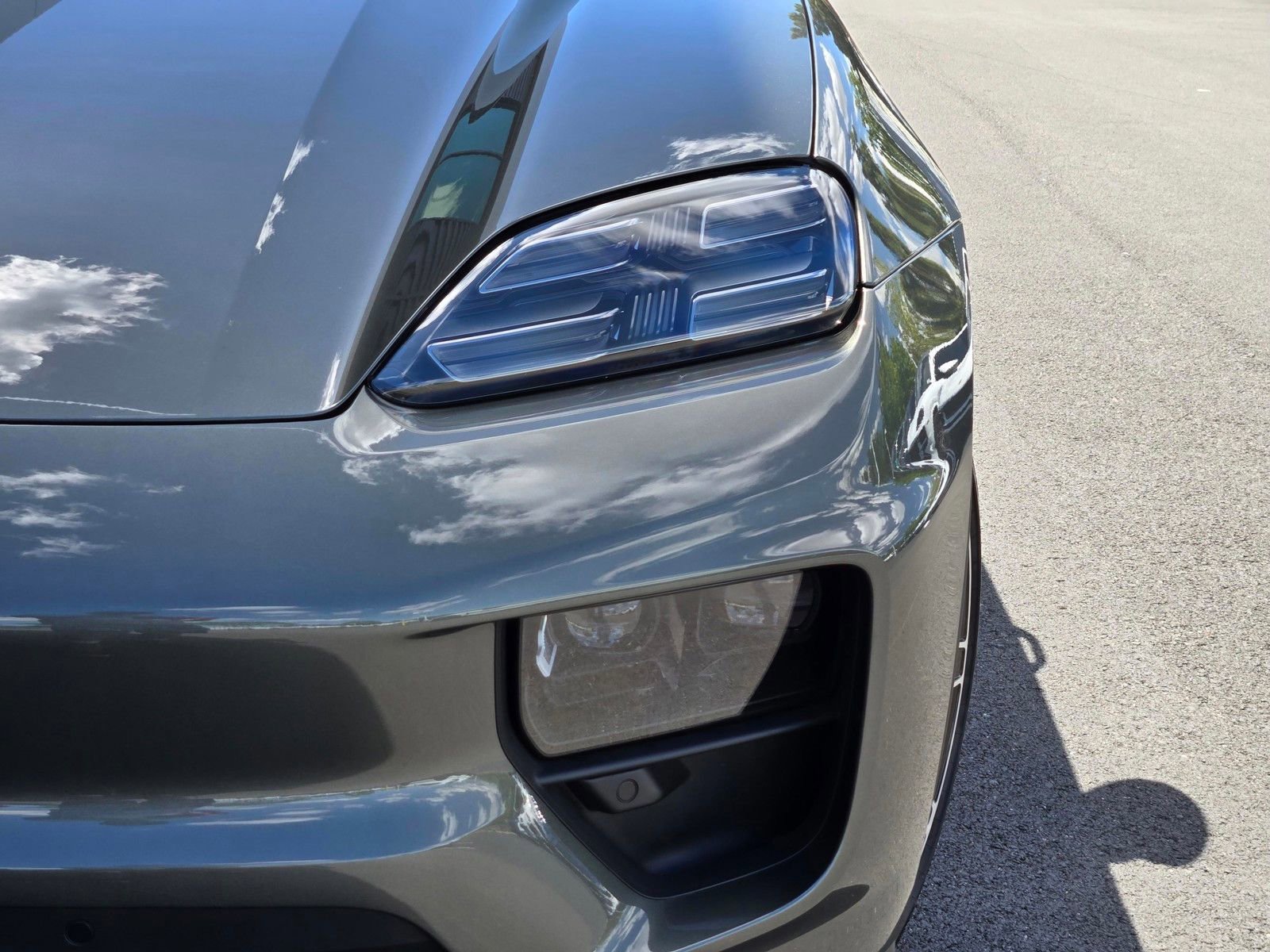 Certified 2025 Porsche Macan 4 Electric AWD/4WD image 12