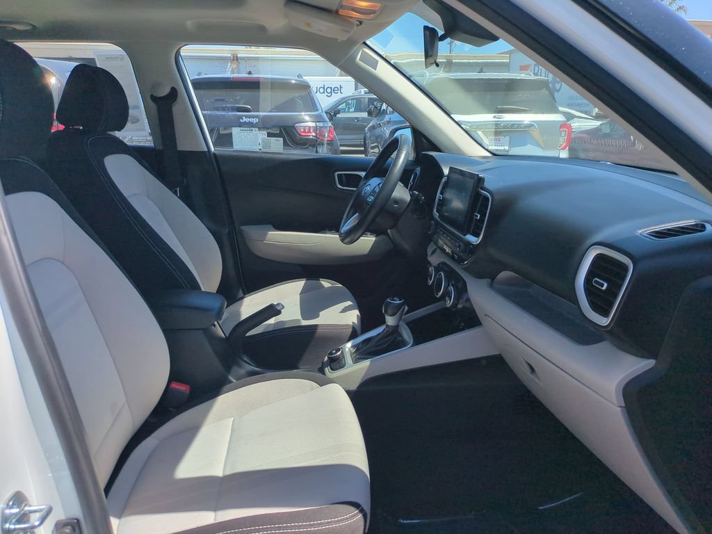 Used 2025 Hyundai Venue SEL FWD image 29