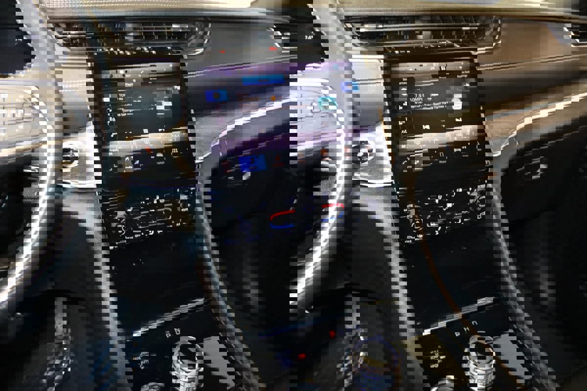 Used 2024 Jeep Grand Cherokee L Limited w/ Luxury Tech Group II image 38