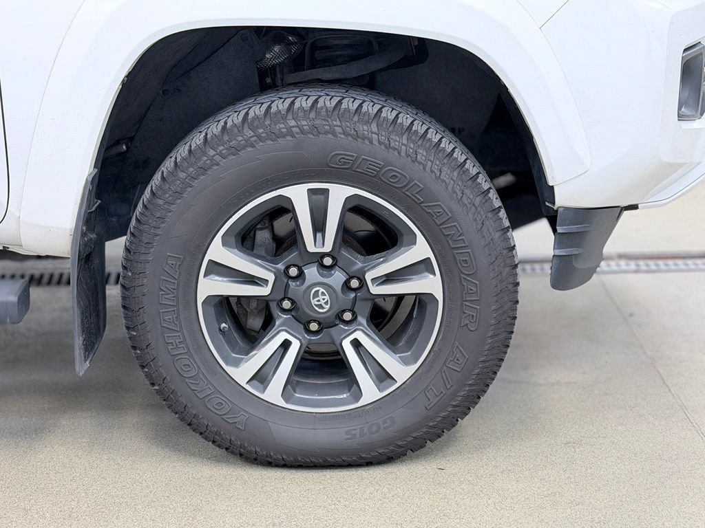 Used 2017 Toyota Tacoma TRD Sport w/ Tow Package AWD/4WD image 4