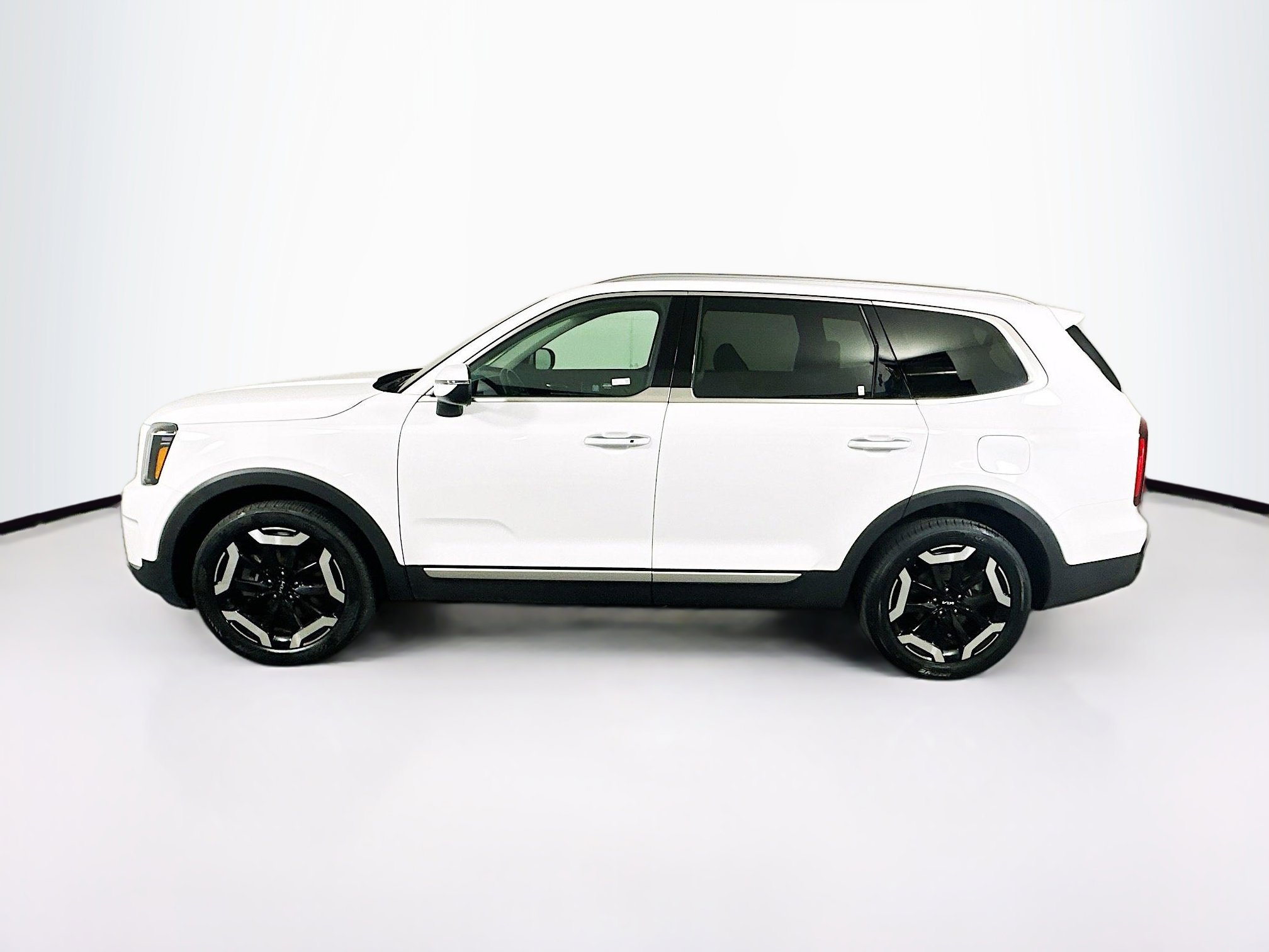 Used 2025 Kia Telluride S FWD image 4