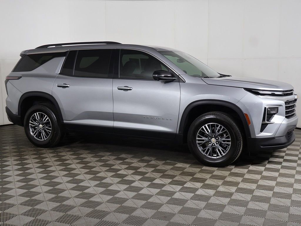 Used 2025 Chevrolet Traverse LT w/ Driver Confidence Package FWD image 15