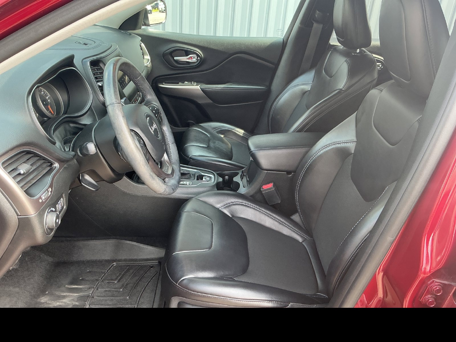 Used 2021 Jeep Cherokee Latitude Plus AWD/4WD image 10