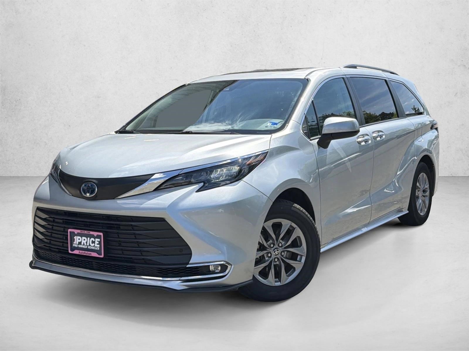 Used 2024 Toyota Sienna XLE FWD image 1