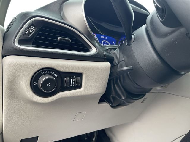 Used 2024 Chrysler Pacifica Touring-L image 18