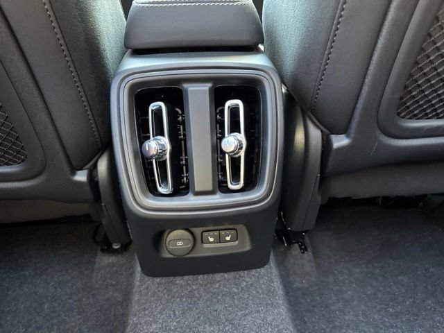 Certified 2025 Volvo XC40 B5 Plus AWD/4WD image 17