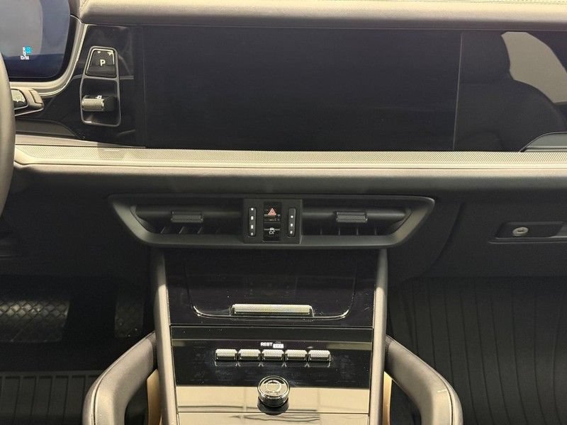 Certified 2025 Porsche Cayenne AWD/4WD image 14