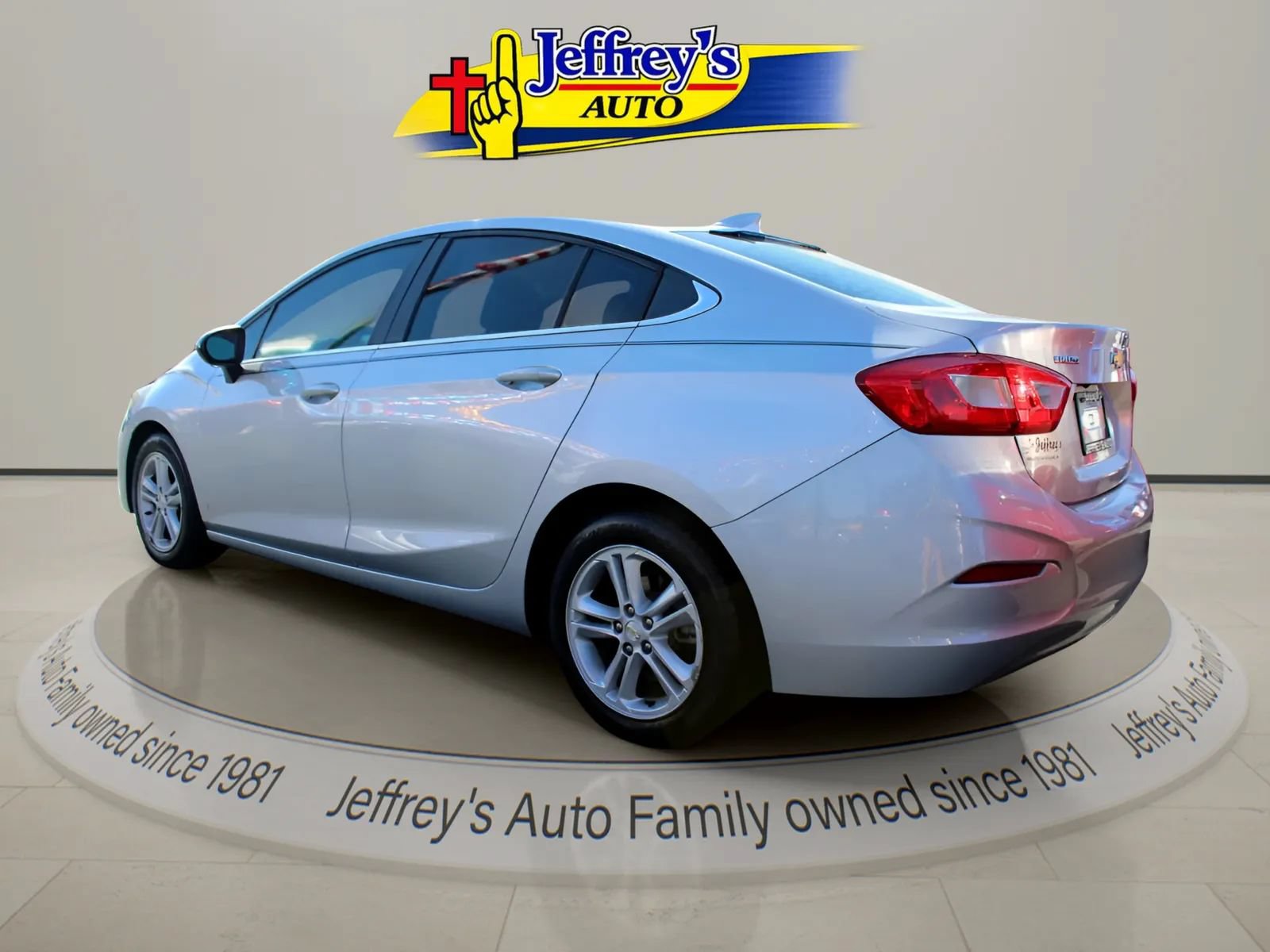Used 2017 Chevrolet Cruze LT FWD image 4